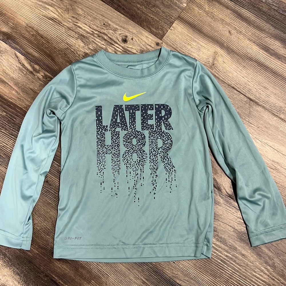 Boys Nike dri- fit long sleeve. Size 4T
